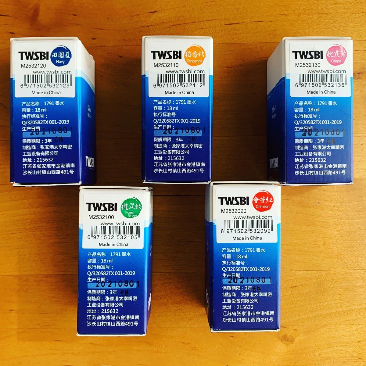 50smonkey's tweet photo. TWSBI INK 新色
ツイスビーに新色が出たんだあ🤔へえ
(海外サイトで発見)
ドル建てで買えるんだあ🙄ふーん
ポチッと 届いた🤤
送料は見ない🙈
枕霞紫(Grape)
稻香桔(Tangerine)
會芳紅(Crimson)
櫳翠緑(ForestGreen)
田園藍(Navy)
 #twsbiink  #ツイスビーインク  #新色  #インク好きな人と繋がりたい https://t.co/1p4PdFLO2N