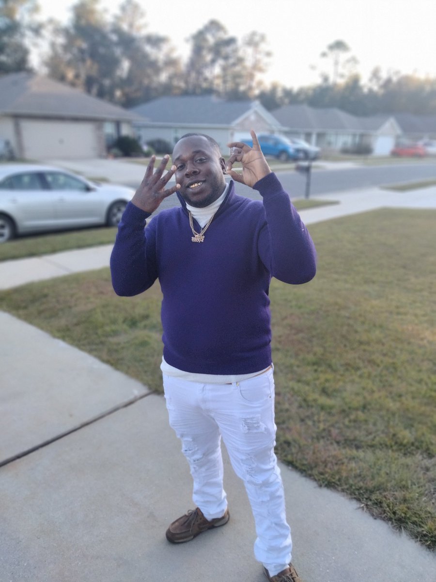 husdleman's tweet photo. Headed to my dawg reception make me want to tie the knot but they not worthy 🙅🏾‍♂️ so I'm chasing paper 💵 SINCERELY YOURS #830SMOOTH https://t.co/seSoDtkrAr
