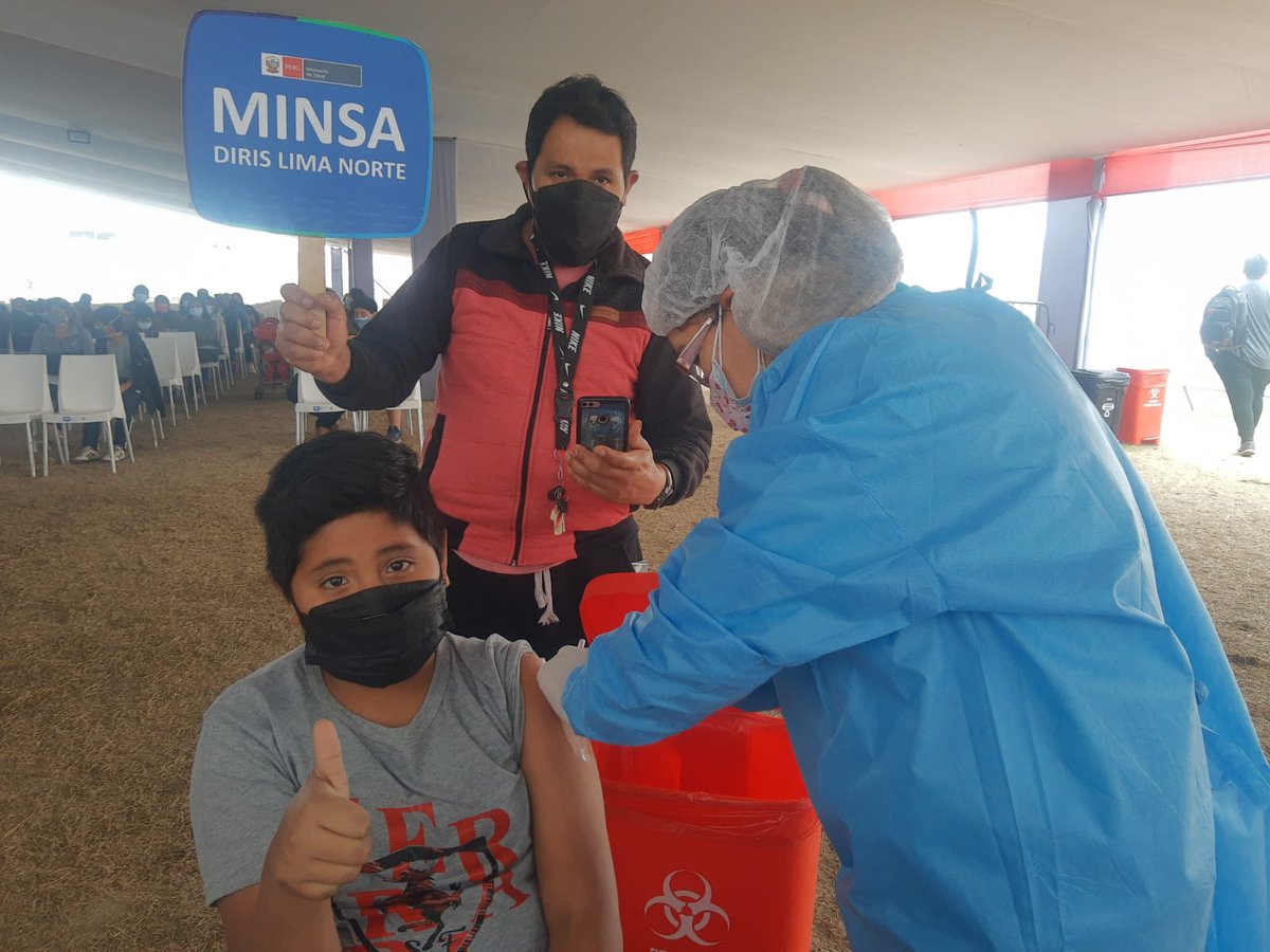 En el centro de vacunación del Estadio Lolo Fernández en Carabayllo