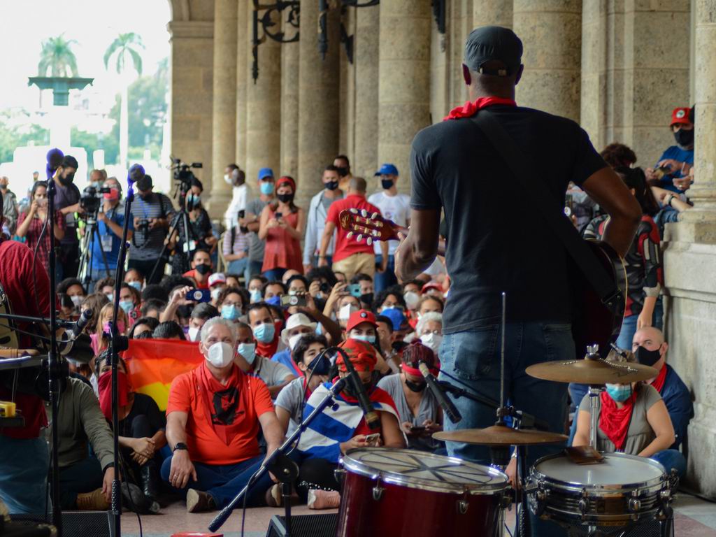 #CUBA Una Sentada de Pañuelos Rojos por la vida, la igualdad, la soberanía, la humanidad y la justicia. Los jóvenes, junto a Martí, ratificaron que no están sobre la Patria, sino con ella.  Y así: #CubaVice, #CubaViveYRenace 🇨🇺🇨🇺🇨🇺🇨🇺