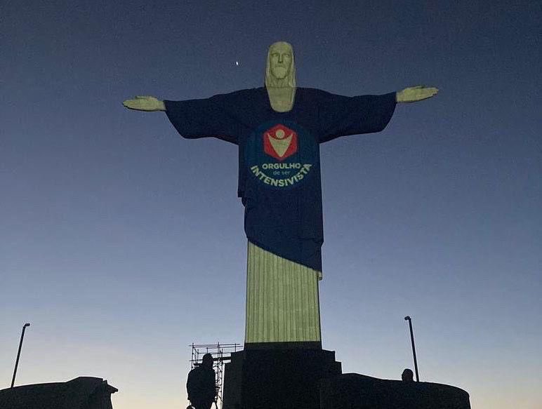 cintia_johnston's tweet photo. on november 14th, the Jesus Christ monument  (Cristo Redentor, Rio de Janeiro - Brazil) wore the t-shirt of the Intensivists of Brazil, in homage to persistence and courage in confronting COVID-19.#COVID19  #amib @AMIB_oficial #cristoredentor #JesusChrist https://t.co/GHdJ6LPrJI