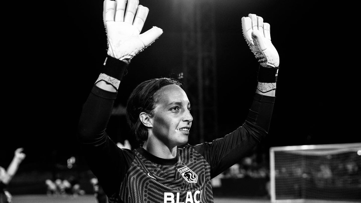 BouhaddiSarah's tweet photo. I just want to say thank you @olreign   thank you to the staff and especially thank you to my team who opened the doors of the locker room to me with a big smile an extraordinary team with a lot of simplicity and love I am proud  to have met you and especially to have been a☔️❤️ https://t.co/zzjbPXZA4p