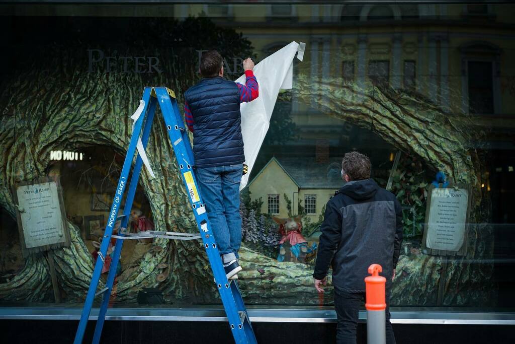 Albry_'s tweet photo. Final touches
•
•
•
•
•
#melbourne #leica #australia #leicacamera #streetphoto #visitmelbourne #melbourneiloveyou #35mm #melbournelife #myer #streetart #streetlife #leicacraft #leicam #streetphotographers #igersmelbourne #melbournecity #streetpho… https://t.co/zfnMwJnvtk https://t.co/6PRtSpPF28