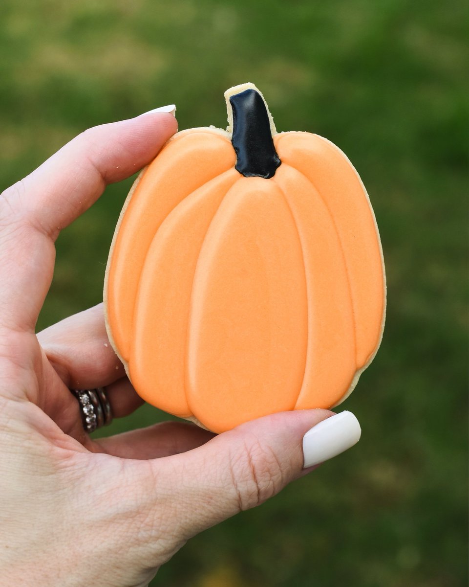 SouthernParm's tweet photo. i slipped on a pumpkin today…it caught me off gourd. 😂🍂 #pumpkincookies #holidaycookies #thanksgivingcookies #fallcookies https://t.co/tp5pWbaR7J