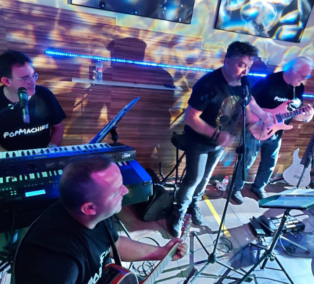 Raul_Ibanez_'s tweet photo. Conciertazo de estos grandes músicos de Terrassa como son Pop Machine. Donde junto con más artistas y amigos fuimos invitados a cantar algún temita junto a ellos, un verdadero placer.
Que alegría poder disfrutar de nuevo de la música en directo 😃👏🏾
#Terrassa #PopMachine https://t.co/QvZc8qJv60