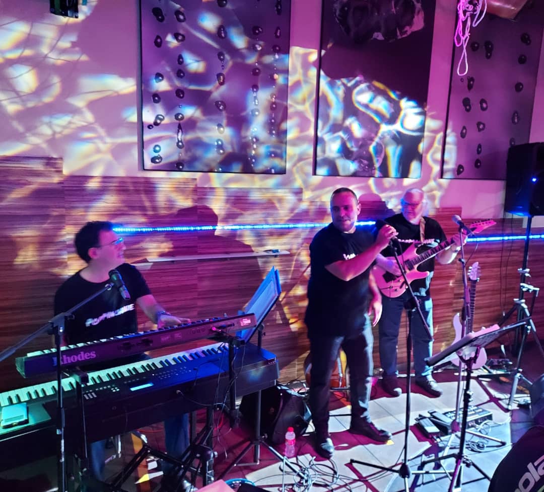 Raul_Ibanez_'s tweet photo. Conciertazo de estos grandes músicos de Terrassa como son Pop Machine. Donde junto con más artistas y amigos fuimos invitados a cantar algún temita junto a ellos, un verdadero placer.
Que alegría poder disfrutar de nuevo de la música en directo 😃👏🏾
#Terrassa #PopMachine https://t.co/QvZc8qJv60