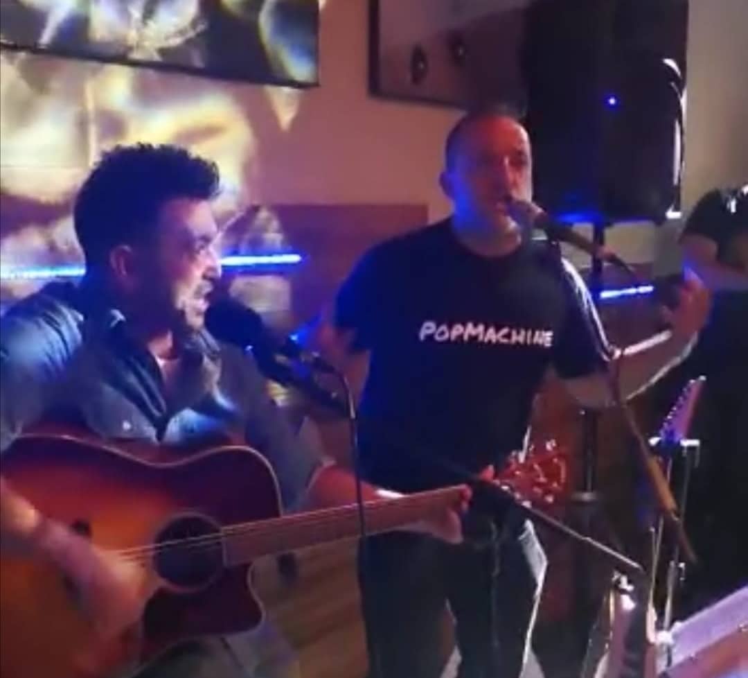 Raul_Ibanez_'s tweet photo. Conciertazo de estos grandes músicos de Terrassa como son Pop Machine. Donde junto con más artistas y amigos fuimos invitados a cantar algún temita junto a ellos, un verdadero placer.
Que alegría poder disfrutar de nuevo de la música en directo 😃👏🏾
#Terrassa #PopMachine https://t.co/QvZc8qJv60