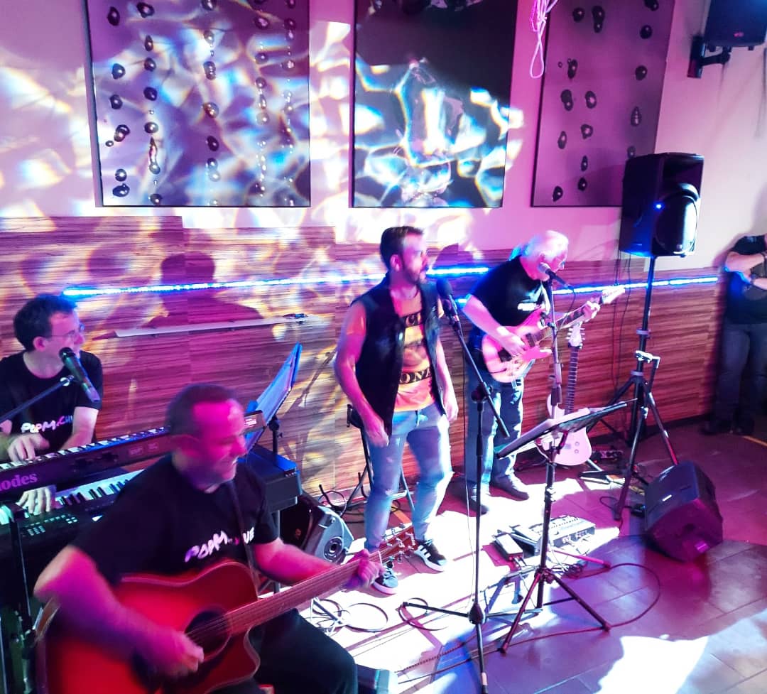 Raul_Ibanez_'s tweet photo. Conciertazo de estos grandes músicos de Terrassa como son Pop Machine. Donde junto con más artistas y amigos fuimos invitados a cantar algún temita junto a ellos, un verdadero placer.
Que alegría poder disfrutar de nuevo de la música en directo 😃👏🏾
#Terrassa #PopMachine https://t.co/QvZc8qJv60