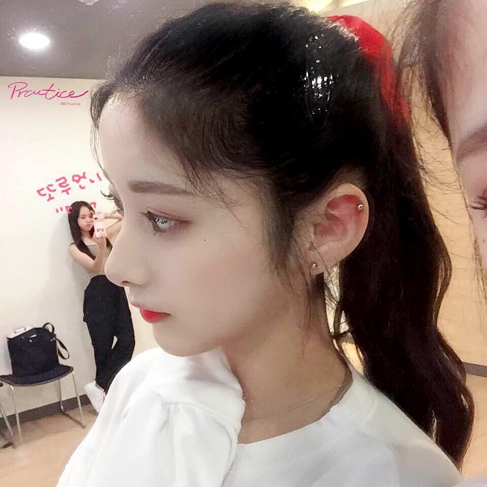 wehocuspocus's tweet image. Ando en mis tiempos humildes sin techo pero ni eso me iba a impedir explotarme hoy porque it's #𝐈𝐓𝐙機雷𝐓ime y eso me emocionó mucho. Les mando todo mi amorcito a las chicas, espero que me firmen la frente bc I rlly #𝗪𝗔NNA𝔹EℳINE.

𝐄lectra ✮ 𝖍eart #ℂ𝕀ℝILLA 🍓🗯