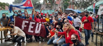 R_Malmierca's tweet photo. Presidente @DiazCanelB comparte con jóvenes en concierto de Tony Ávila. En parque El Quijote en #LaHabana nuestra juventud con pañuelos rojos desfila pese a la lluvia. Queremos vivir en paz. Porque #CubaViveyAbraza. #SomosContinuidad @MINCEX_CUBA https://t.co/MXx5G1Qt1T