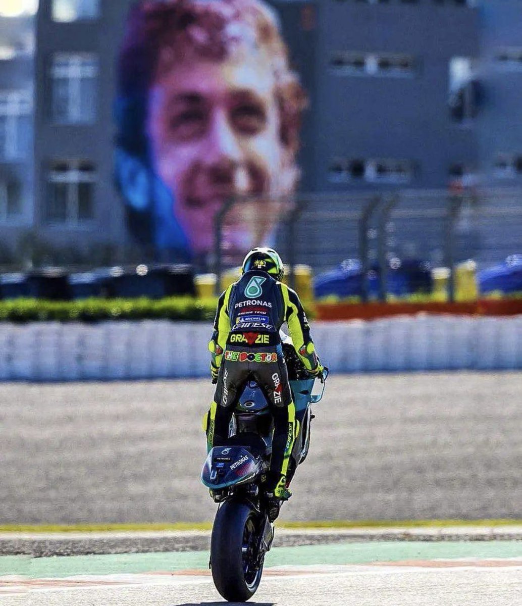 berto_daniel's tweet photo. Grazie di tutto! 💛 #ValentinoRossi #GrazieVale https://t.co/a29svfSpoW