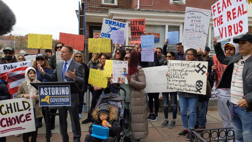 JeffreyDinowitz's tweet photo. The display of swastikas and yellow Stars of David outside my office today is repugnant and offensive.
People are perfectly free to express their opinion on vaccines or any issue, but to openly display Nazi symbols outside the office of a Jewish legislator is despicable. https://t.co/NEjFna12Hn