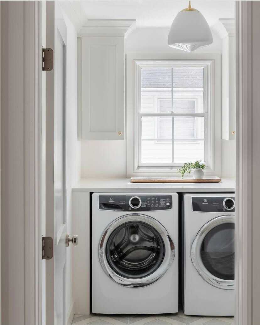 This clean and simple laundry room by MIF Design and Construction almost makes us *want* to start the week with a little laundry. Feat. Electrolux 📸Linda Pordon Photography

#designerappliances #dainspired #laundryroomgoals