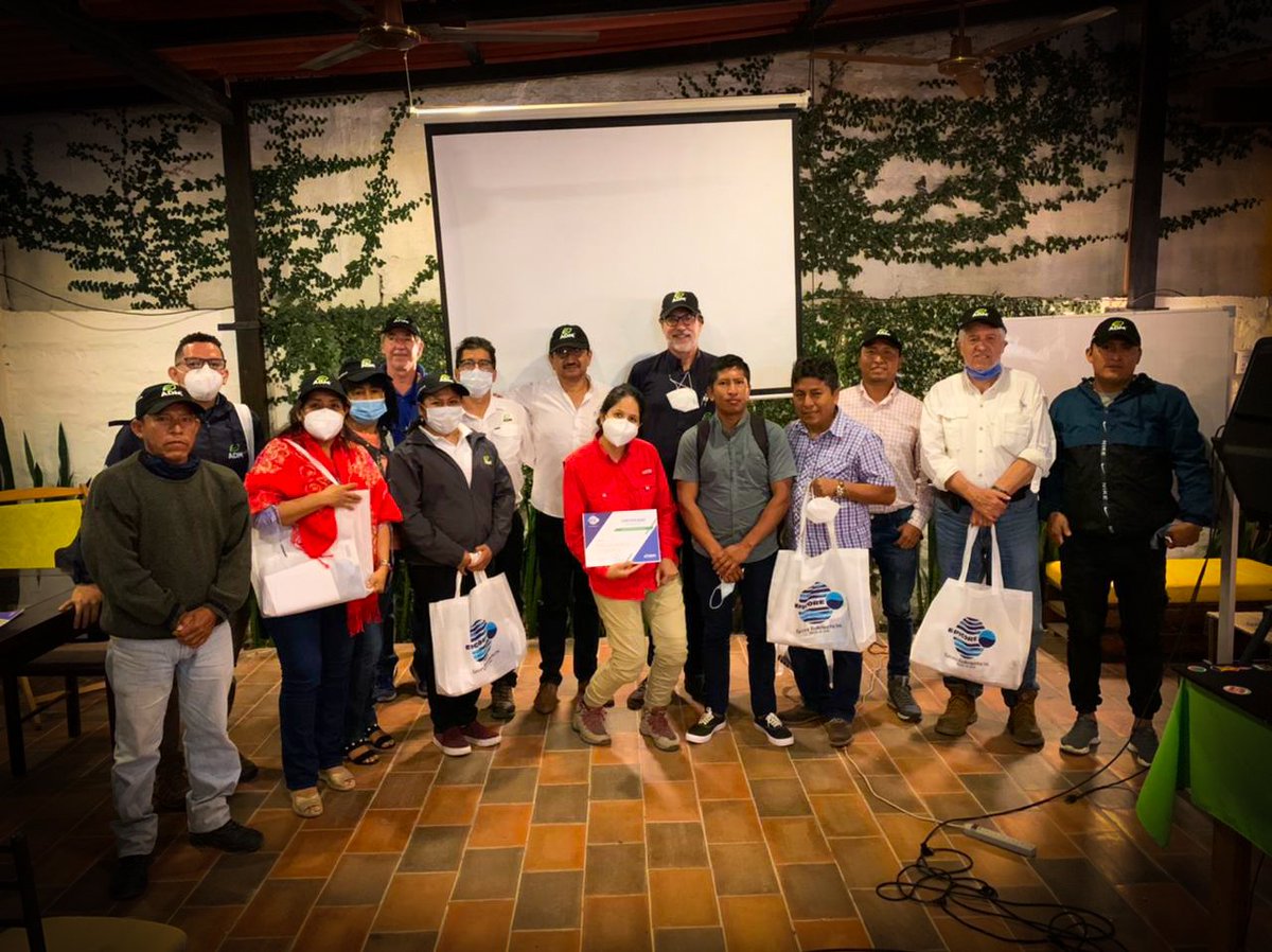 ASOLAP1's tweet photo. 👨‍🏫 Compartirnos algunas imágenes de lo que fue nuestro taller: "Importancia del Balance Microbiano en el Cultivo Saludable de larvas de camarón" 🦐🍤 realizado por #EPICORE y #ASOLAP,  dirigido por el PhD Emmerick Motte, realizado en #MarkLaDiferencia, Salinas https://t.co/AJHeuEmjXL