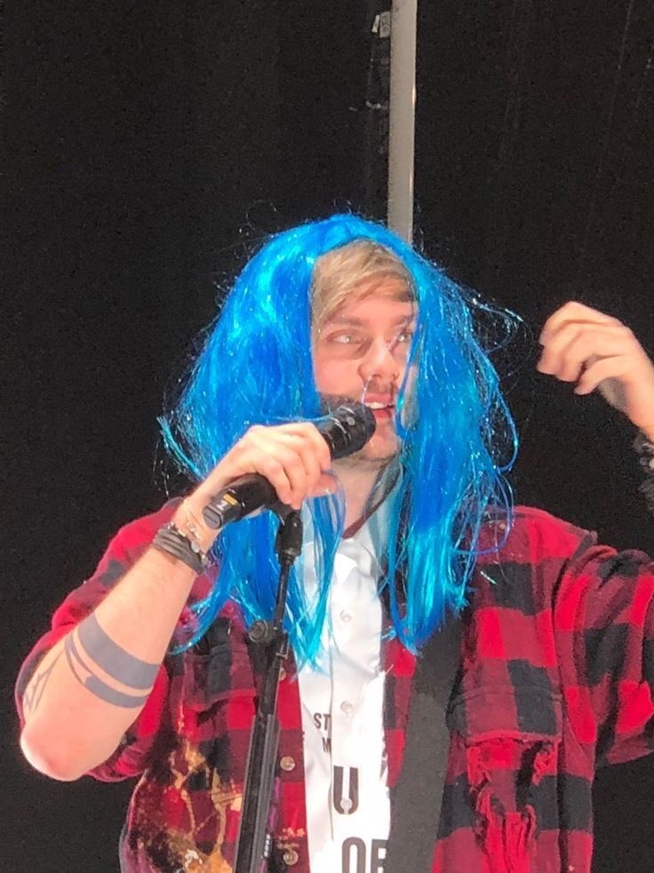 Kayisunoriginal's tweet photo. “Blue hair, blue eyes I saw her”
Her: https://t.co/X073WyuqLj