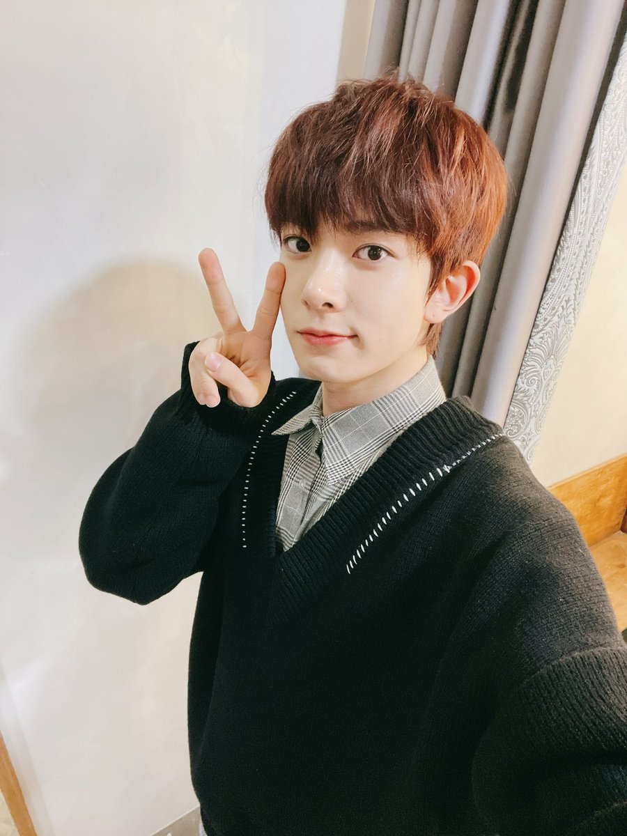 enhypentw's tweet photo. ⠀ ·⠀ 𝗘𝗡–⠀ : ✦⠀ ˹ plɑчlıst ¦ ⠀ ͟͟͞͞🐺 ノ update こ 𝗔𝗸𝘀𝗲𝗹 ⠀» ⠀#MymoonStream
(–) poderosisimos season greetings y mi indispensable lightsitck para seguir apoyando en todo momento a MYMOON. Feliz aniversario, guapas. https://t.co/LJ52bBKDcV
