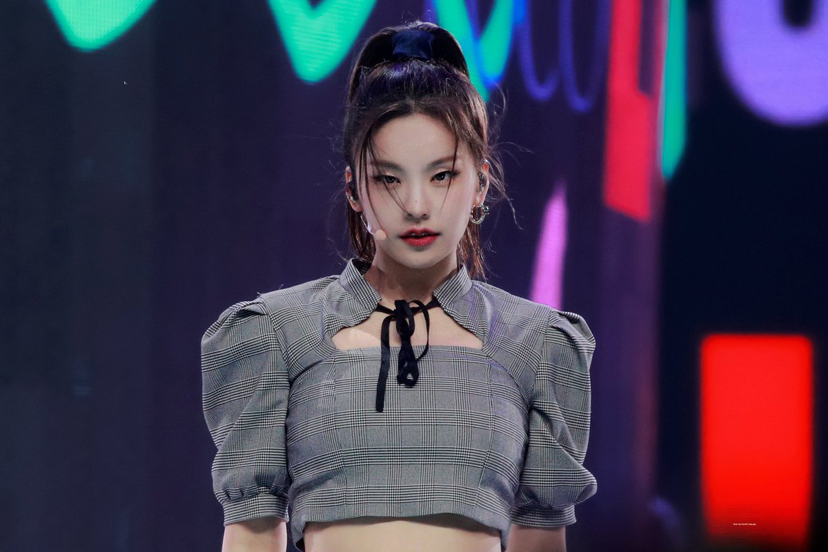 MIDCYS's tweet photo. yeji's gaze can definitely k*ll a person https://t.co/CH3ZpO4Byp