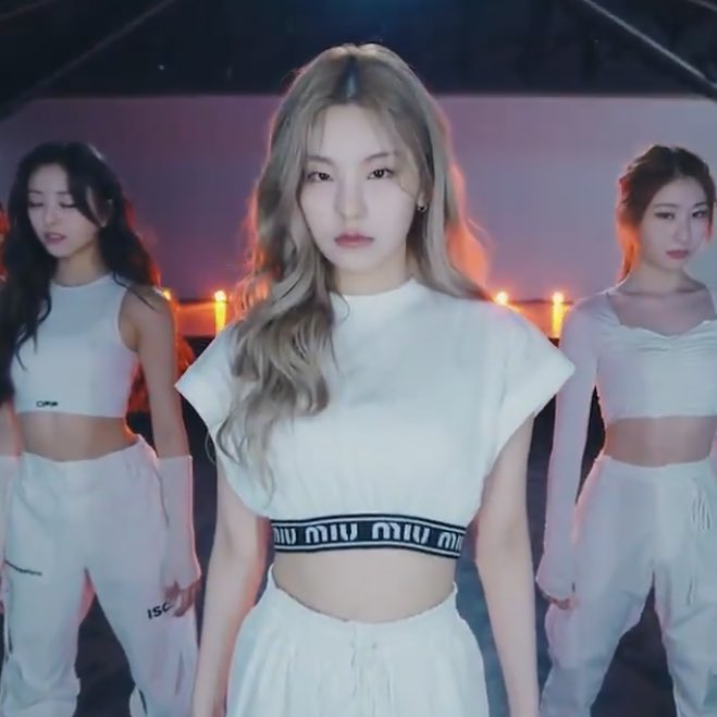 MIDCYS's tweet photo. yeji's gaze can definitely k*ll a person https://t.co/CH3ZpO4Byp