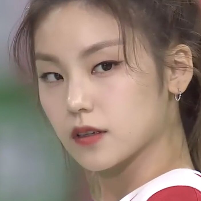 MIDCYS's tweet photo. yeji's gaze can definitely k*ll a person https://t.co/CH3ZpO4Byp