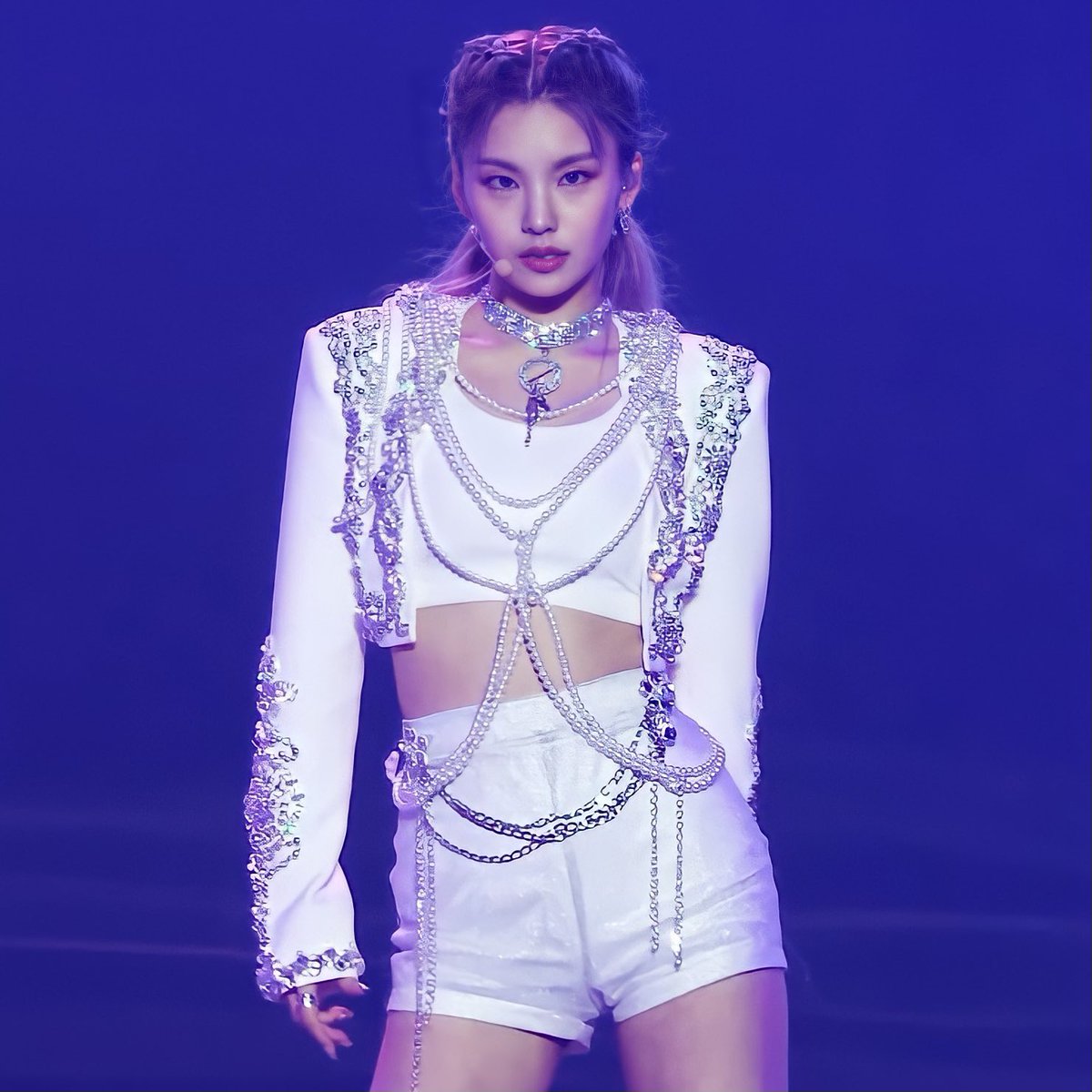 MIDCYS's tweet photo. yeji's gaze can definitely k*ll a person https://t.co/CH3ZpO4Byp