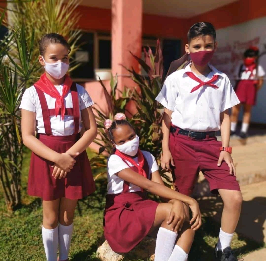 elsa_ena's tweet photo. Nuestros niños listos y felices por el regreso a las aulas. Este 15/11 será una fiesta educacional. Las calles se pintarán con el color de los uniformes y se iluminarán con la sonrisa de los alumnos. ¡BIENVENIDOS! #CubaViveYRenace #CubaEduca @PresidenciaCuba @revbuenosdias https://t.co/F9FspKRu5p