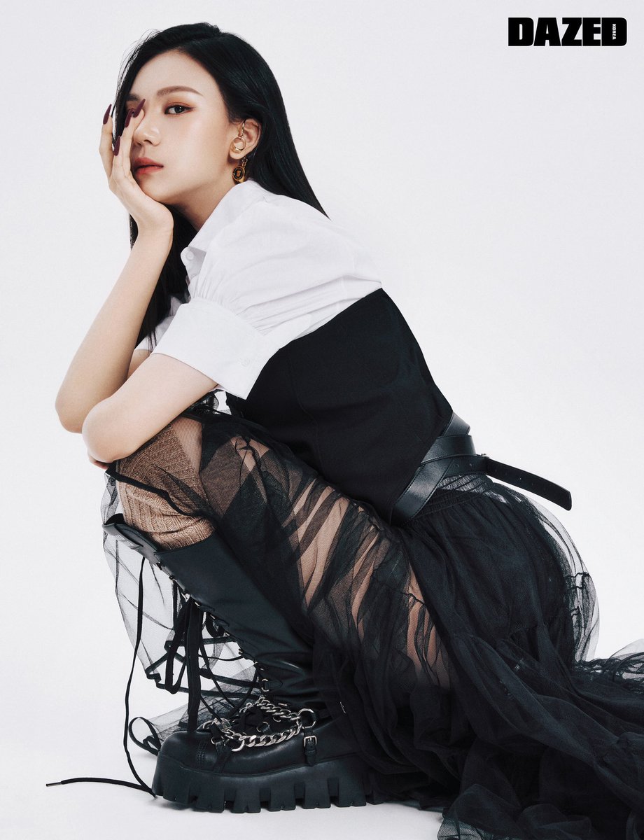 DazedKorea's tweet photo. VIVO MOMENTO, VIVIZ

타인에게 휘둘리지 않고 그들만의 기준으로 길을 걷는 가장 동시대적인 움직임. 비비지는 걸 그룹이 나아갈 새 이정표를 세웠다. 가장 선명한 날에 밝은 빛을 낼 준비를 마친 그들.

#비비지 #ViviZ

더 많은 화보와 기사는 <데이즈드> 윈터 에디션에서 만나볼 수 있습니다. https://t.co/K4ltDKnpYz