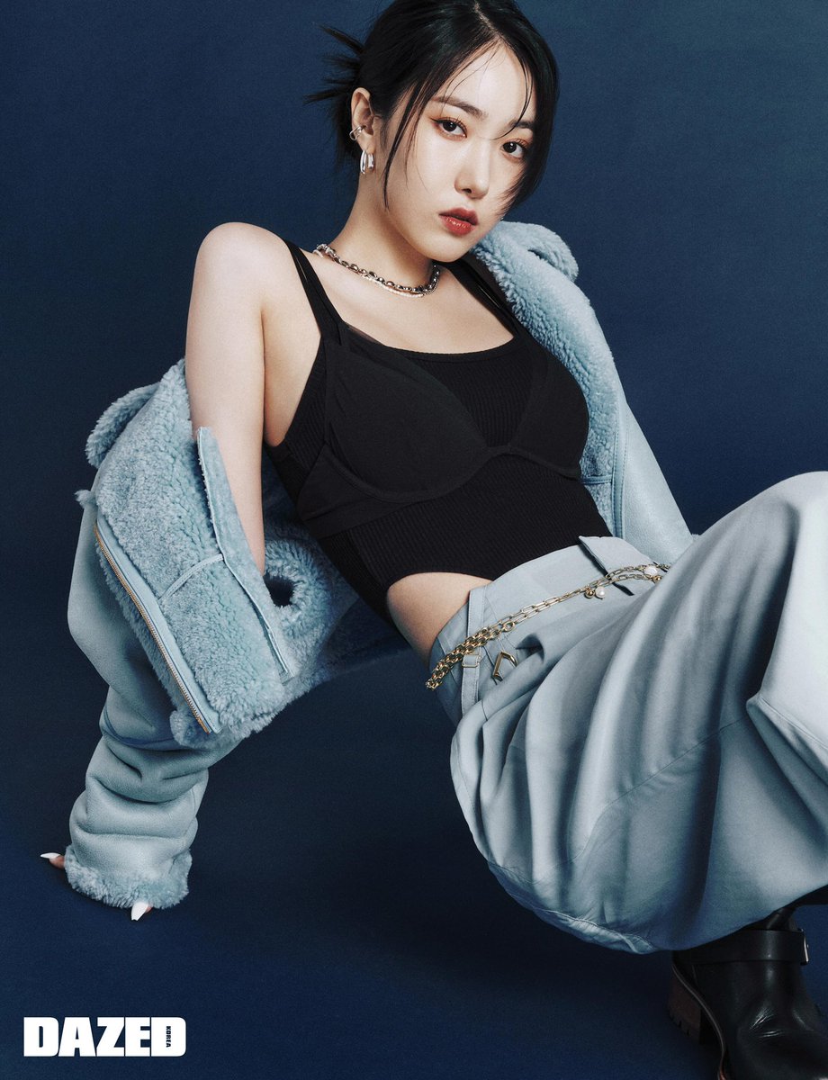 DazedKorea's tweet photo. VIVO MOMENTO, VIVIZ

타인에게 휘둘리지 않고 그들만의 기준으로 길을 걷는 가장 동시대적인 움직임. 비비지는 걸 그룹이 나아갈 새 이정표를 세웠다. 가장 선명한 날에 밝은 빛을 낼 준비를 마친 그들.

#비비지 #ViviZ

더 많은 화보와 기사는 <데이즈드> 윈터 에디션에서 만나볼 수 있습니다. https://t.co/K4ltDKnpYz