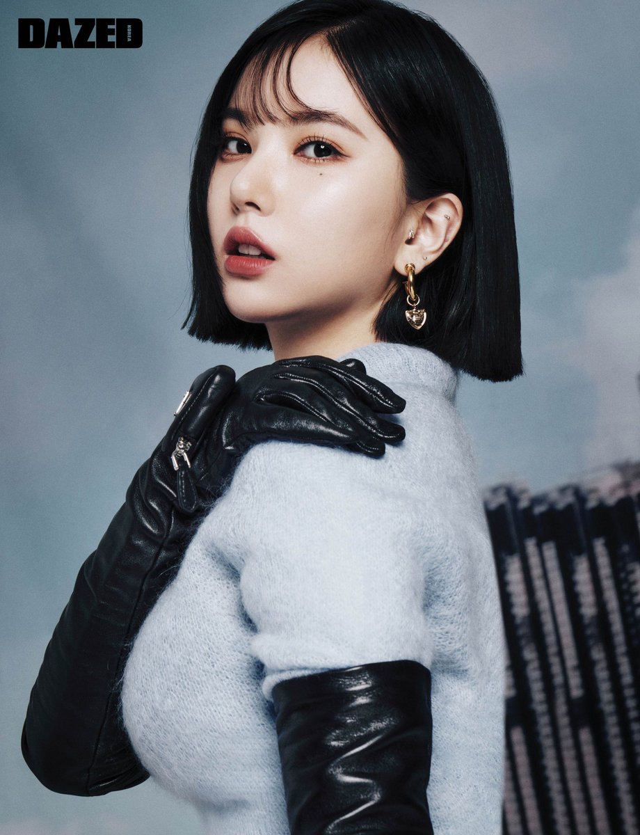 DazedKorea's tweet photo. VIVO MOMENTO, VIVIZ

타인에게 휘둘리지 않고 그들만의 기준으로 길을 걷는 가장 동시대적인 움직임. 비비지는 걸 그룹이 나아갈 새 이정표를 세웠다. 가장 선명한 날에 밝은 빛을 낼 준비를 마친 그들.

#비비지 #ViviZ

더 많은 화보와 기사는 <데이즈드> 윈터 에디션에서 만나볼 수 있습니다. https://t.co/K4ltDKnpYz