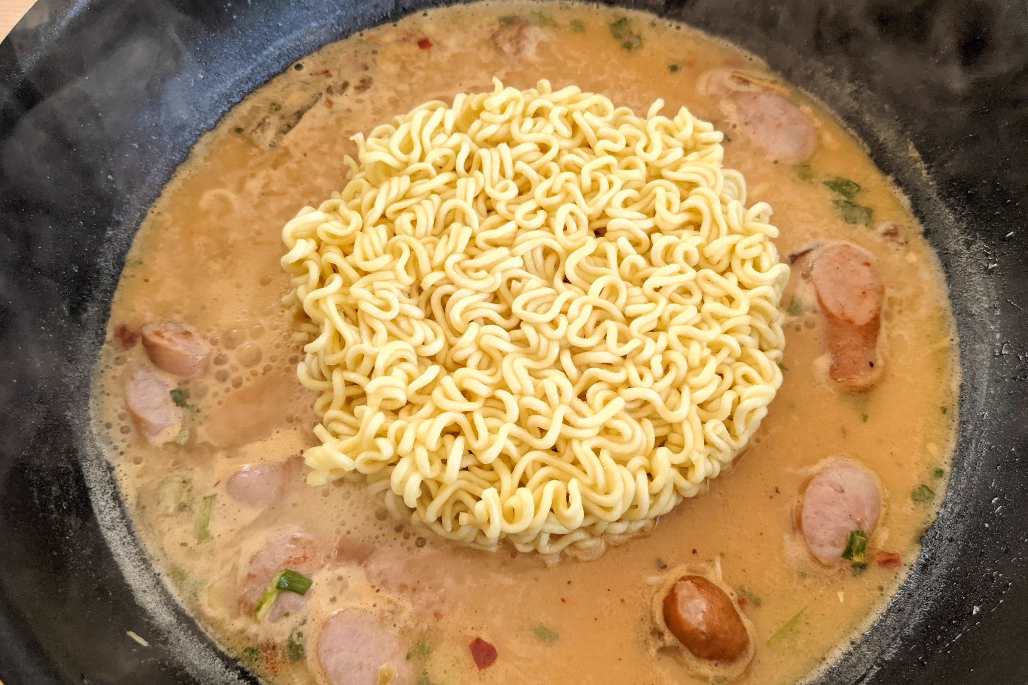 辛ラーメンの正しい扱い方⁉フライパンで出来る！辛ラーメンカルボナーラ