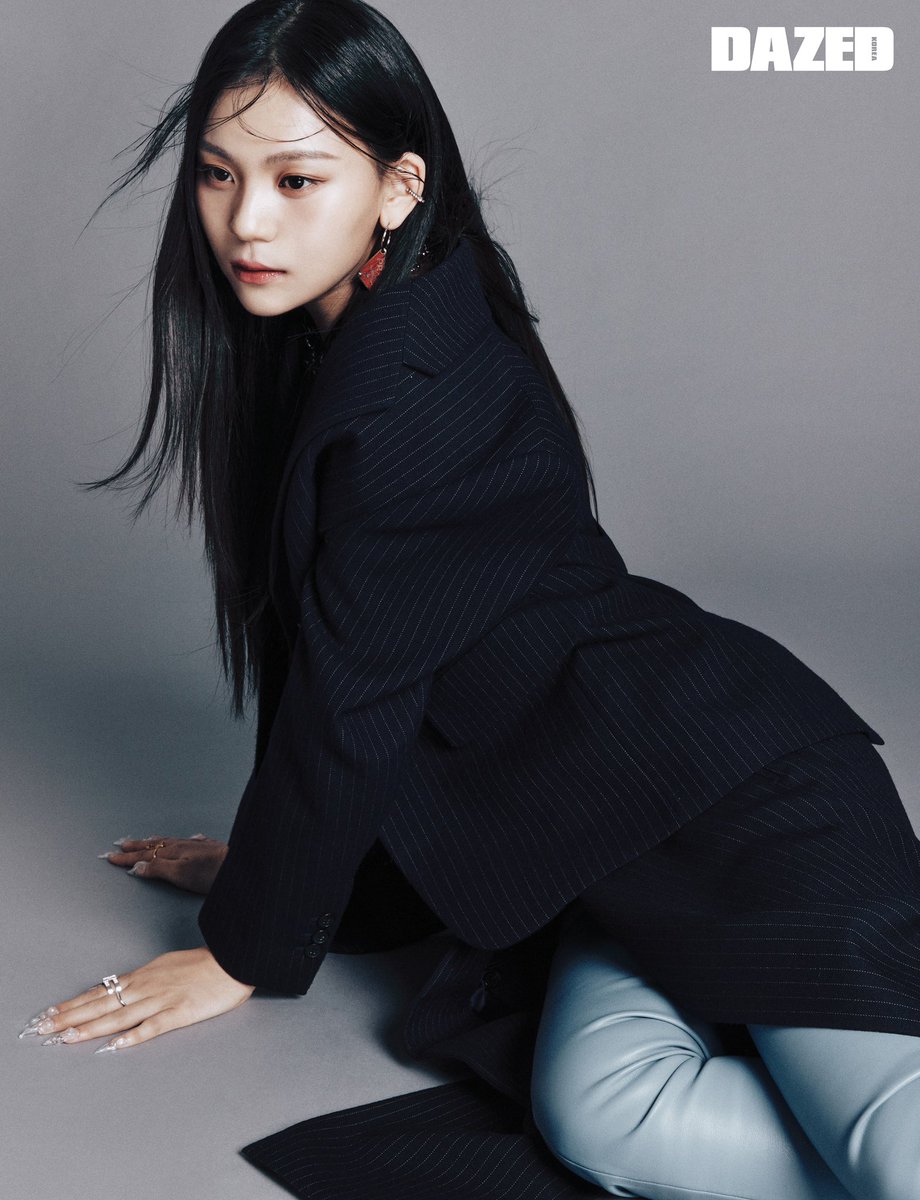 DazedKorea's tweet photo. VIVO MOMENTO, VIVIZ

타인에게 휘둘리지 않고 그들만의 기준으로 길을 걷는 가장 동시대적인 움직임. 비비지는 걸 그룹이 나아갈 새 이정표를 세웠다. 가장 선명한 날에 밝은 빛을 낼 준비를 마친 그들.

#비비지 #ViviZ

더 많은 화보와 기사는 <데이즈드> 윈터 에디션에서 만나볼 수 있습니다. https://t.co/yTBp8ZYEuU