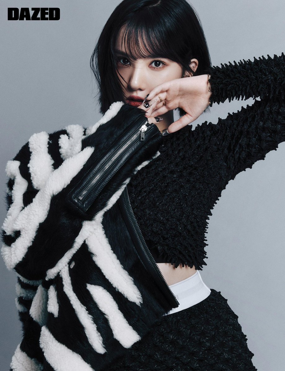 DazedKorea's tweet photo. VIVO MOMENTO, VIVIZ

타인에게 휘둘리지 않고 그들만의 기준으로 길을 걷는 가장 동시대적인 움직임. 비비지는 걸 그룹이 나아갈 새 이정표를 세웠다. 가장 선명한 날에 밝은 빛을 낼 준비를 마친 그들.

#비비지 #ViviZ

더 많은 화보와 기사는 <데이즈드> 윈터 에디션에서 만나볼 수 있습니다. https://t.co/yTBp8ZYEuU