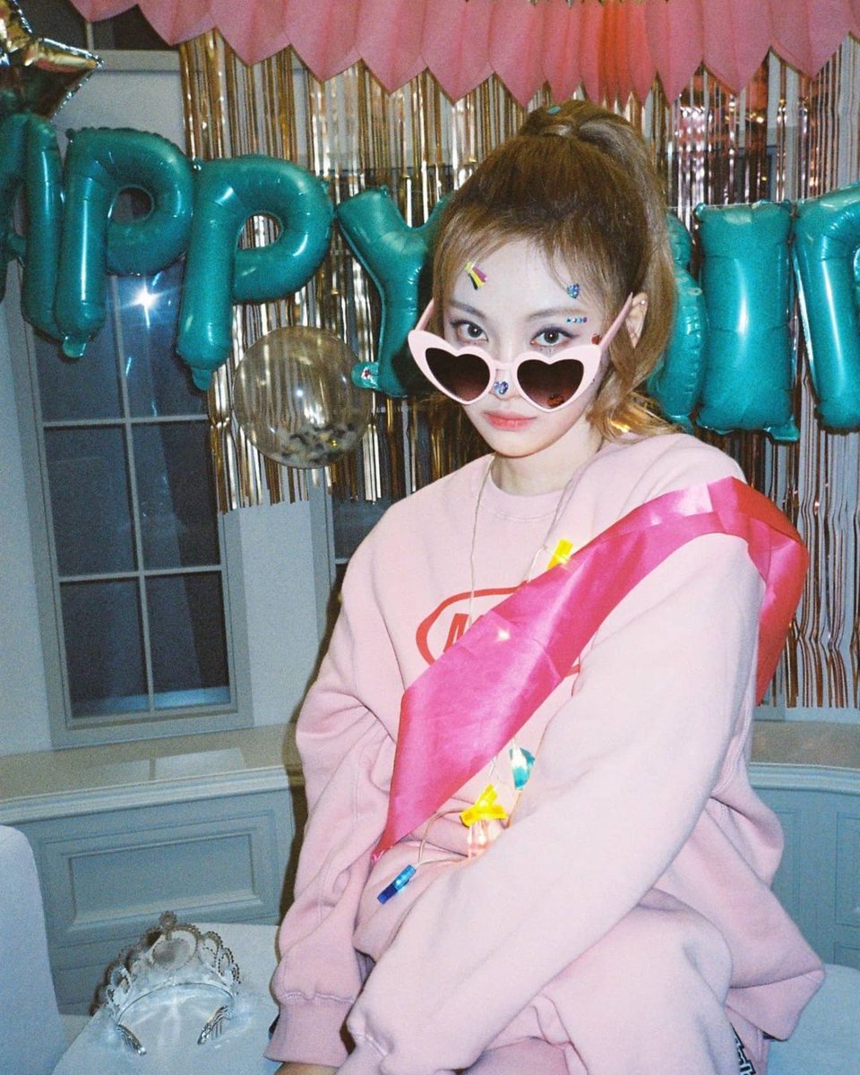 ivryzhou's tweet photo. #KOGRAM : roubei a faixa do leo E estou cheia de adesivos na cara. podia pedir por algo melhor? https://t.co/N6z8OLMTlp