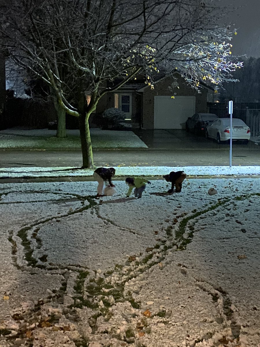 oveenend's tweet photo. At least someone is excited about the snow! https://t.co/NI4rDS1zlK