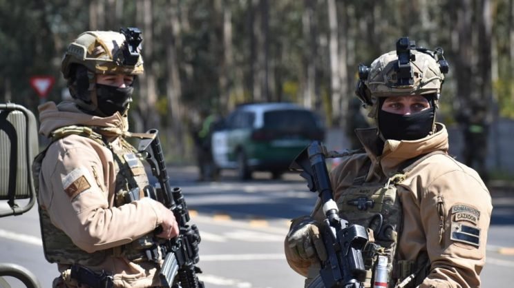 Yo apoyo a las fuerzas armadas y tú? Por un país unido y con paz, por un presidente que ponga mano dura con el #Terrorismo y tenga diálogo en la #Araucania. Vamos muchachos que queda mucho camino por recorrer.
<a href="/Ejercito_Chile/">Ejército de Chile</a> <a href="/Carabdechile/">Carabineros de Chile</a> <a href="/Armada_Chile/">Armada de Chile</a> #GeneralMartinez #Chile