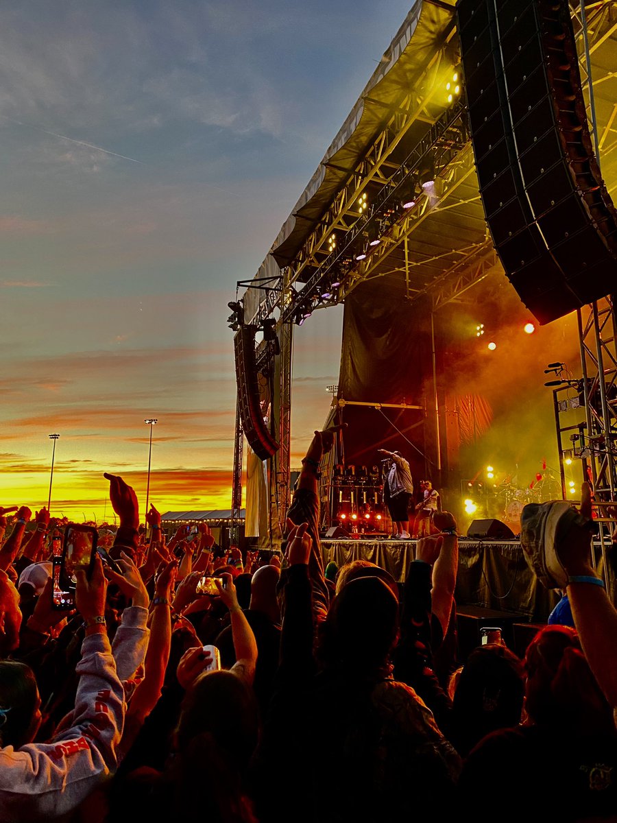 Mer_Frazetta's tweet image. I hope no one missed @JellyRoll615. His show was one of the top 2 of the whole 4 days! Phenomenal performance. @JoshFrazetta and I are so grateful to see one of our favorite artists live.