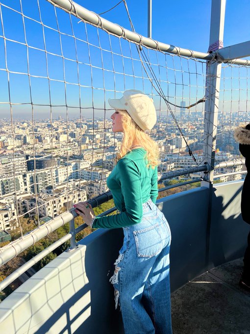 I wanna explore the whole world 🌍   (P.S. This was my first time in a hot air balloon 😊) https://t.c