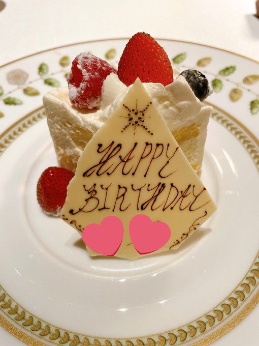 年食っちまった🥳✨✨みんなのおかげで今の今までこの業界に居る事が出来ていると思ってます💕これからも応援してくれるとありがたきです🎉🙏🏻おめでとう待ってる👼🏻💋  そそそ&hellip;👶🏻💕 https://t.co/7UautudPrZ  https://t