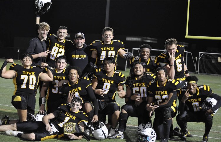 8 straight !! Love this team as we advance to 9-1.   <a href="/omariowes_/">Omari Owes</a>  <a href="/mike_poinsett/">Mike Poinsett</a> <a href="/TEBrendan84/">Brendan Swanson</a> <a href="/TrotmanK1/">Trotman K.</a> <a href="/liyuc23/">Liyu Chen</a>