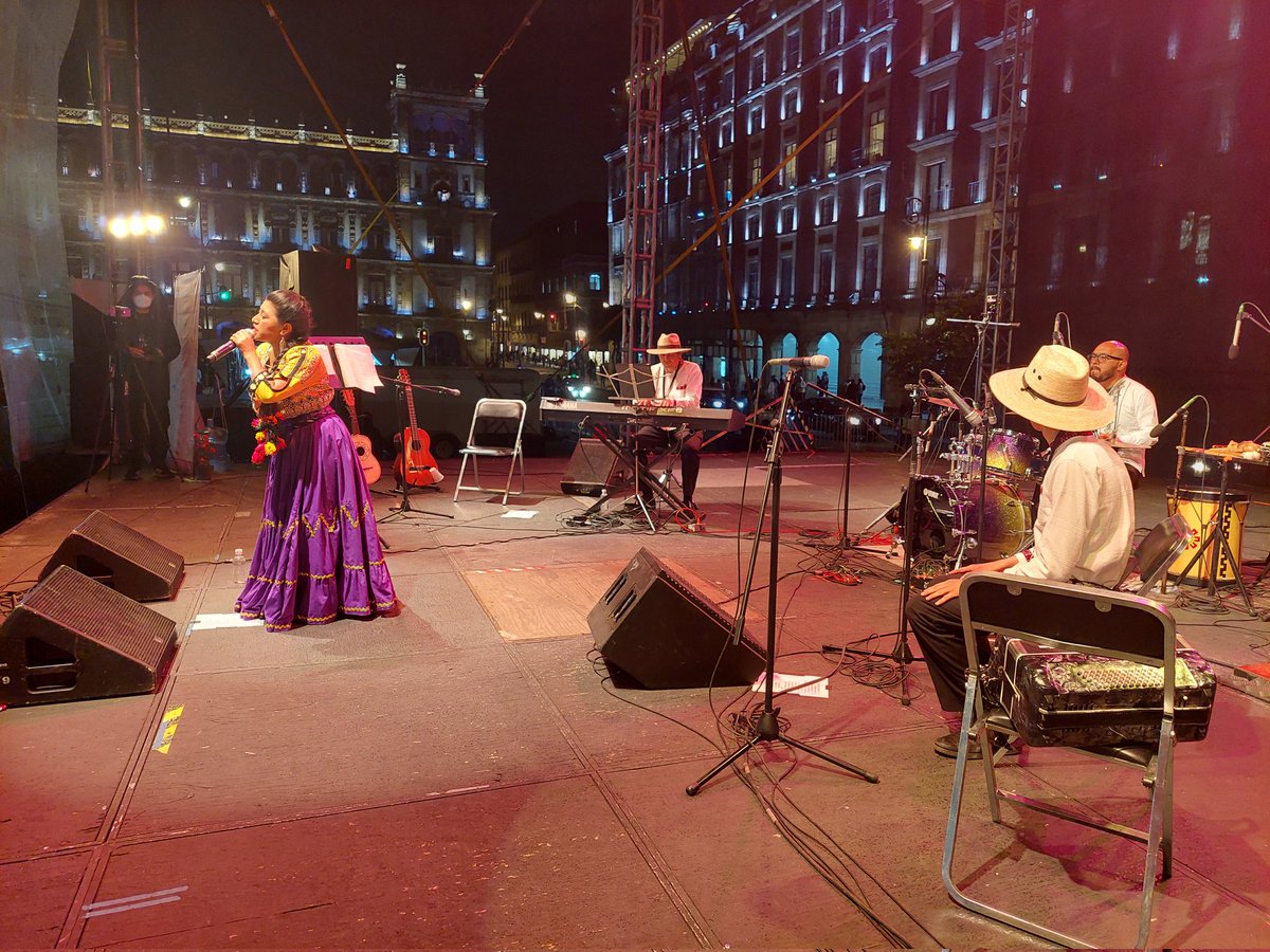 FiestaIndigena's tweet photo. Desde el escenario principal se presenta María Reyna, también conocida como "La Soprano Mixe". 

Sigue la transmisión por #FacebookLive: https://t.co/9ADSPyVLWx 

🗓Consulta la programación 👉 https://t.co/632m0DQaWV 

#FiestaIndígena2021 https://t.co/ahNCaKDe0I