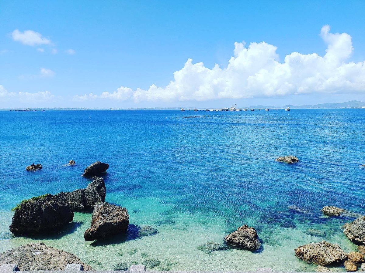 urumafun's tweet photo. 真っ青な海を見ると嫌なこともすっかり忘れて無になります

穏やかな気持ちになり、余裕が生まれ、人に優しくなれます

自然のパワーは偉大だ！そして、感謝。

何かに感謝できる日々は幸せだと思う

今週のいいスタートがきれた！

#沖縄 #海 #幸せ #感謝 https://t.co/COFBGTzV2i