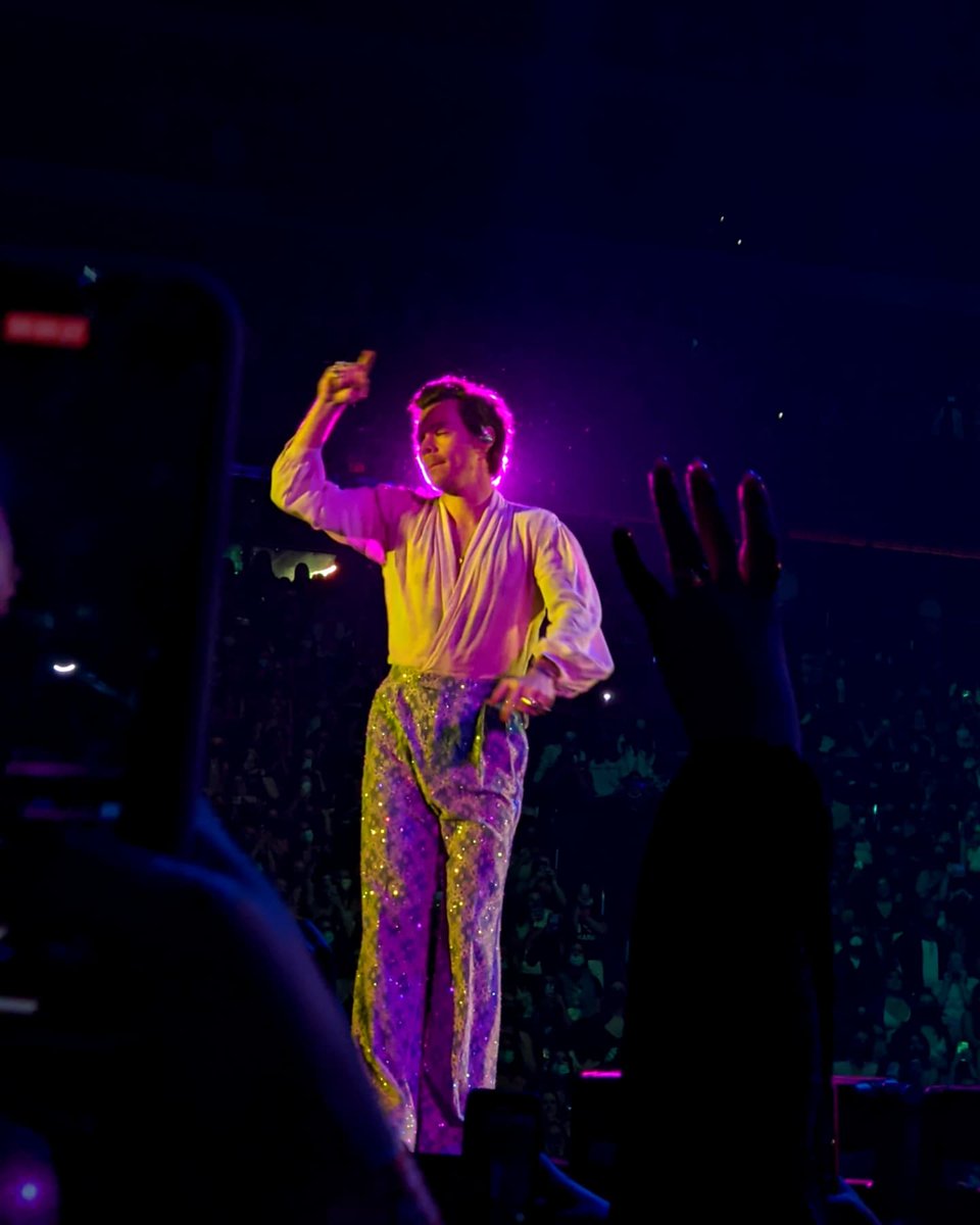 saaannnddra's tweet photo. Saturday night spent with the bestie @Harry_Styles #HSLOT #LoveOnTourGlendale https://t.co/OwC9sR9uyJ