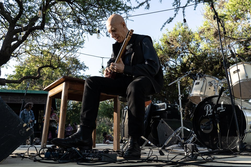 rockaxisoficial's tweet photo. #ElliottSharp: desde los márgenes hasta el infinito. El fundamental músico estadounidense aterrizó en el Acéfalo Festival.
Lee nuestra reseña, en https://t.co/7ggaRi9YSJ https://t.co/Fl4uiEwcbH