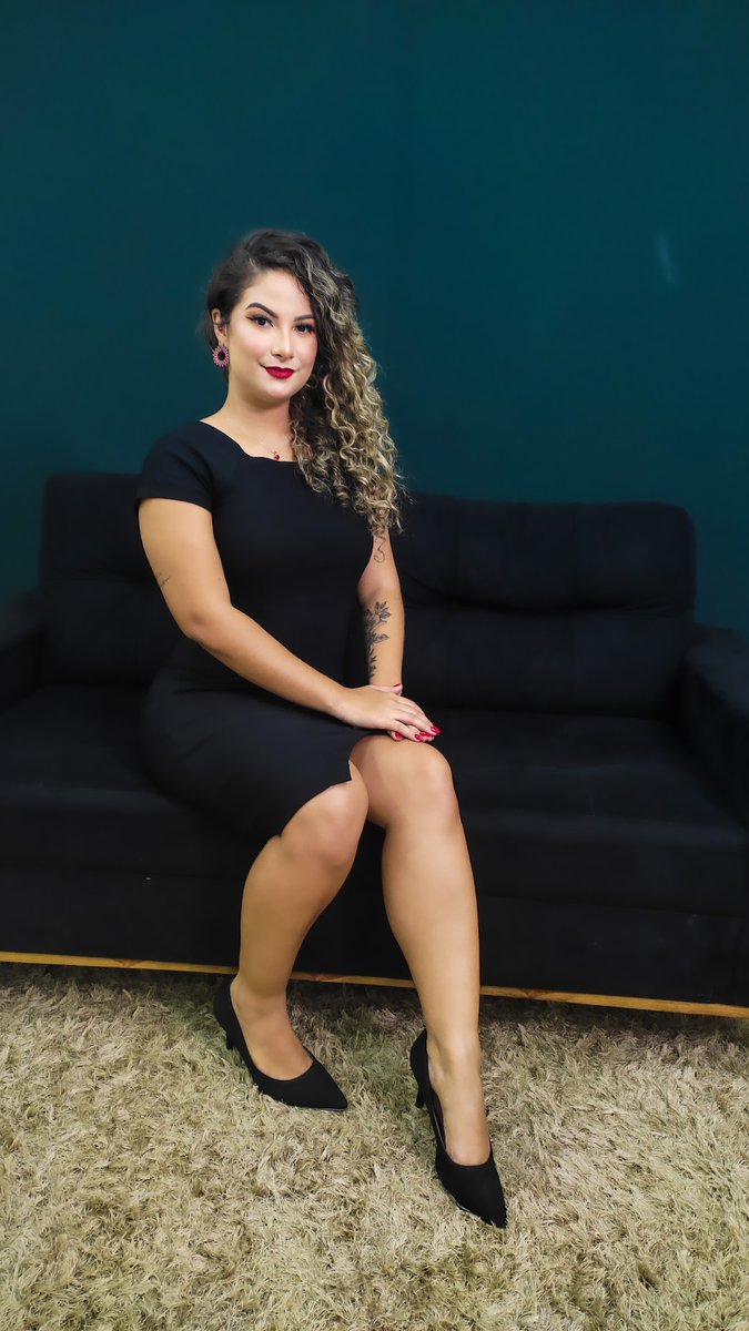 loreaquinot's tweet photo. "Do que adianta ser bonita mas ser analfabeta? Eu sou formada mas só falo merda" #toformando #direito https://t.co/pIpJZW9McQ