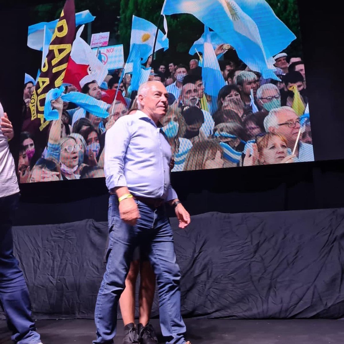 barlettamario's tweet photo. 👉🏼Hoy empezamos a construir una nueva Argentina. Por nosotros, por nuestros abuelos, por nuestros hijos. Hay esperanza! #EsJuntos https://t.co/JOO3MYFErE