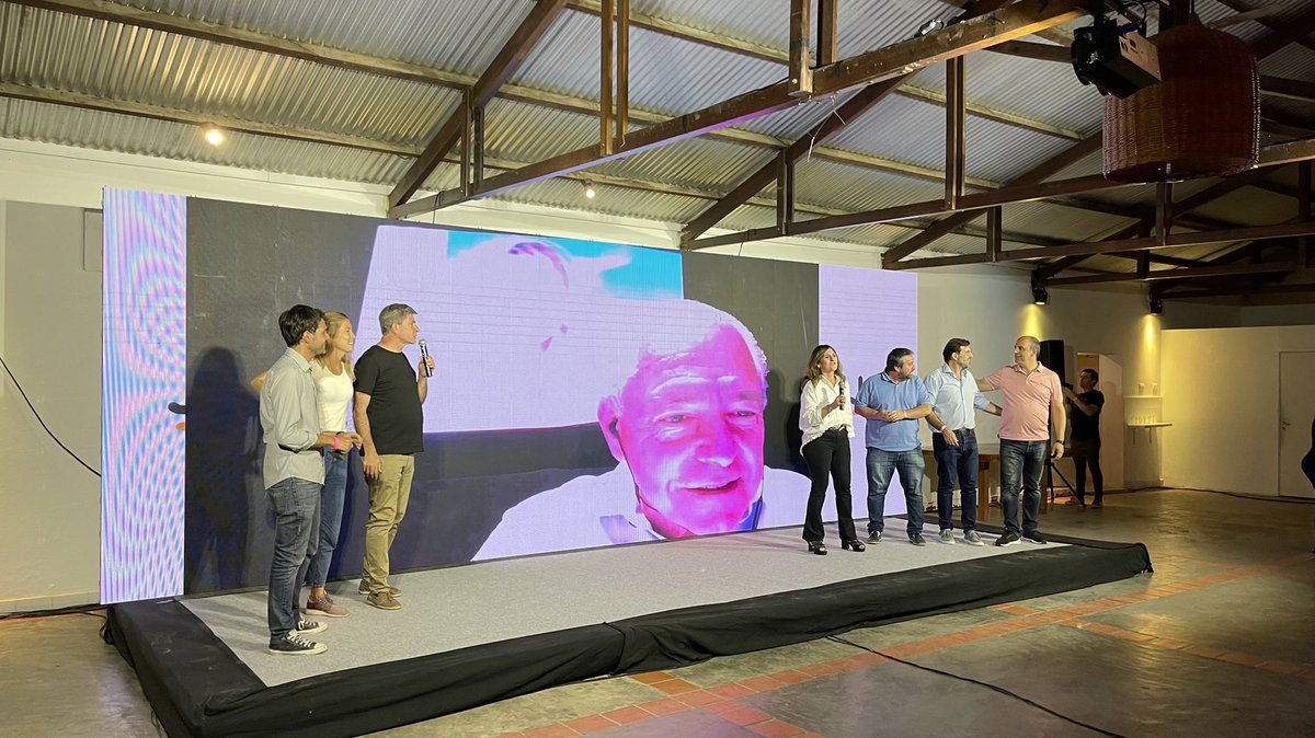 barlettamario's tweet photo. 👉🏼Hoy empezamos a construir una nueva Argentina. Por nosotros, por nuestros abuelos, por nuestros hijos. Hay esperanza! #EsJuntos https://t.co/JOO3MYFErE