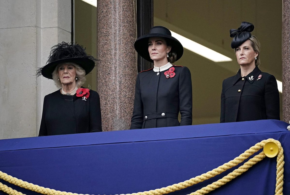 deJongImages's tweet photo. Kate vs. Megan. You decide. #RemembranceDay #KateMiddleton #cambridge #DOC  #Royalfamily #britishempire #royalsupporter #longlivethequeen https://t.co/k0s57lxn33