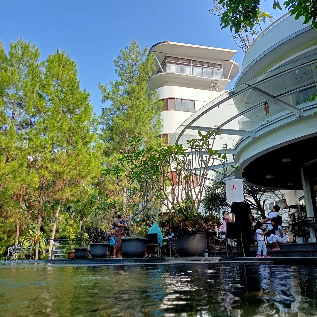 HouseIndonesia's tweet photo. "Life never seems to be the way we want it, but we live it the best way we can."

Selamat menjalani hari Senin! Salam hangat dari House Sangkuriang Bandung.

Photo credit @hafizramadhaniakbar https://t.co/H2zl2WLX8G