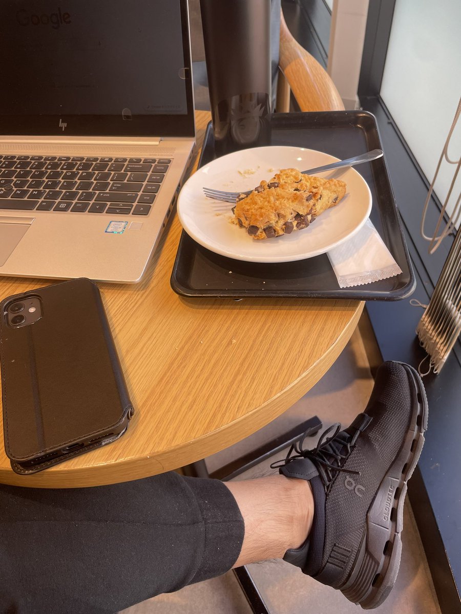 tohken0610's tweet photo. みなさん、おはようございます。
今日は人目を忍んで仕事をしたかったので、真っ黒くろすけ忍者姿です。
そんな時の足元は
#Cloudnova
#OnFriends
上山さんのツイート見て無性にスコーンが食べたくなっちゃいました😁 https://t.co/fNPTaG00Ct