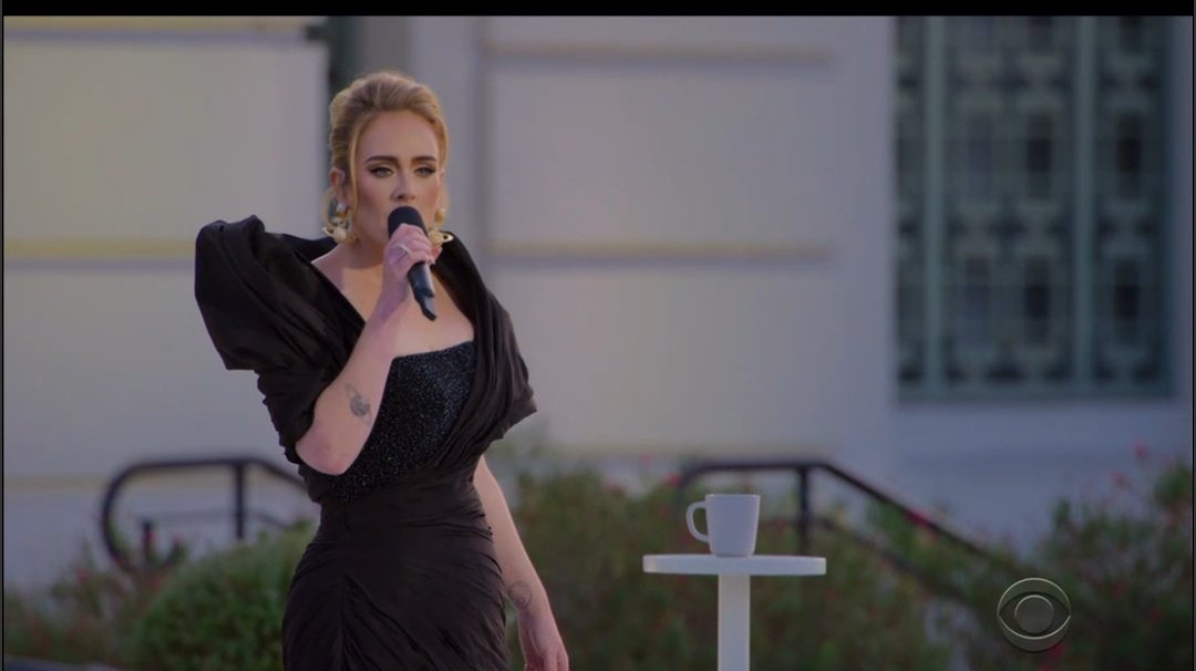 dayties's tweet photo. AAAARGHH FINALLY ADELE
#Adele https://t.co/Nwhy1hsWpN