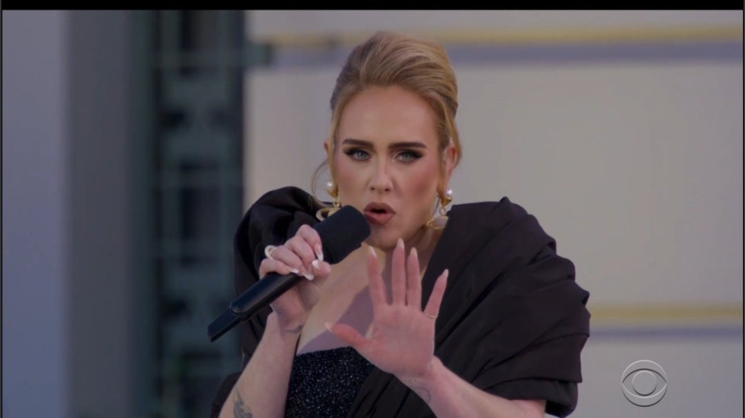 dayties's tweet photo. AAAARGHH FINALLY ADELE
#Adele https://t.co/Nwhy1hsWpN